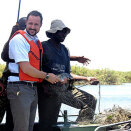 Kronprins Haakon på fisketur med lokale fiskere i Okavango-deltaet (Foto: Ida Fjeldbraaten: Det kongelige hoff)